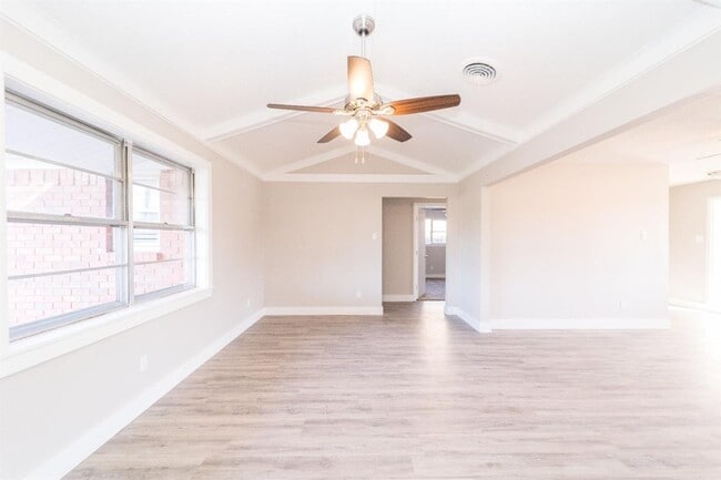 Photo - PRE-LEASING for AUGUST - Great 3/2 with a Large Bonus Room