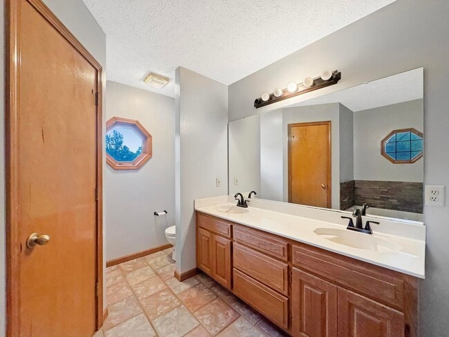 Photo - Beautiful 3 Bedroom Home with Fenced Yard & 2-Car Garage in Central West Springfield!