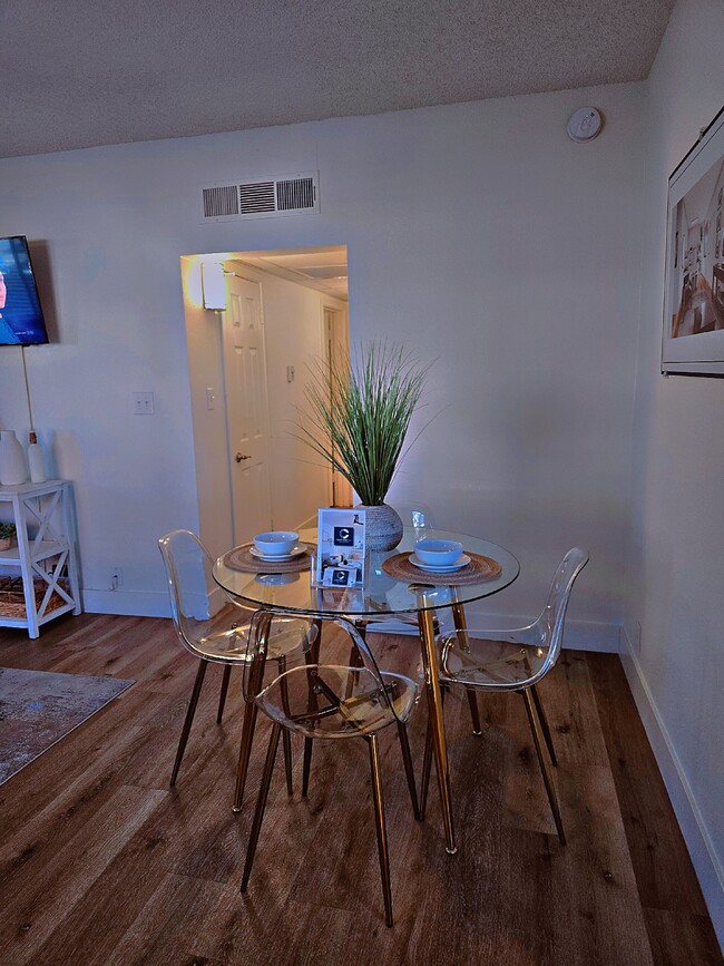 Courtyard 525 Apartments