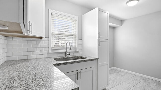 Photo - 1065 E Cross St