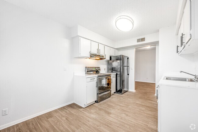 1BR, 1BA - 783SF - Kitchen - Water Vista