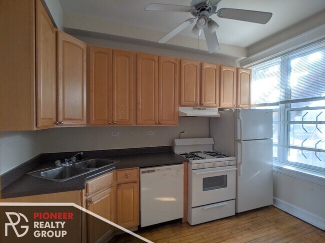 Photo - 3050 N Greenview Ave Unit 2