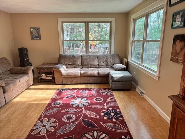 Photo - 44 Hoxsie Rd