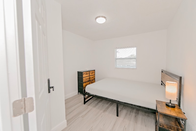 Photo - 842 W 31st St