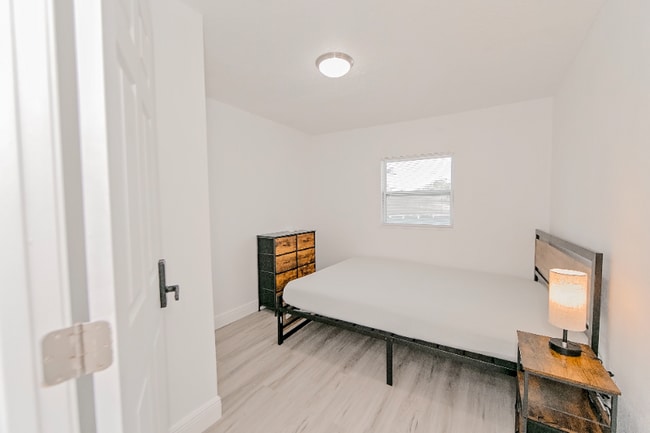 Building Photo - 842 W 31st St