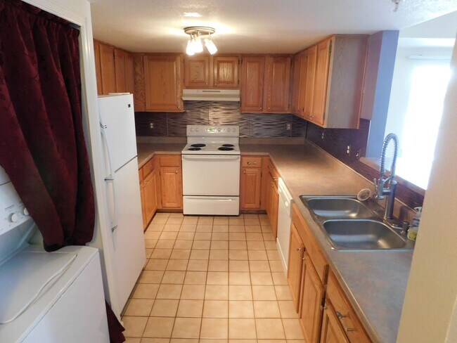 Photo - 3 Bed | 2 Bath | 1,264 sq ft | Littleton, CO  **Available Mid August**