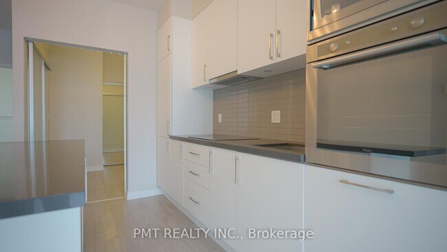 Photo - 27-1727 Bathurst St