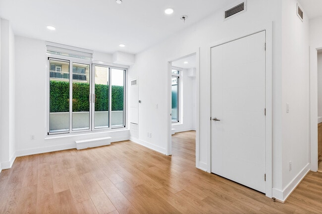 Photo - 200 Redpath Ave