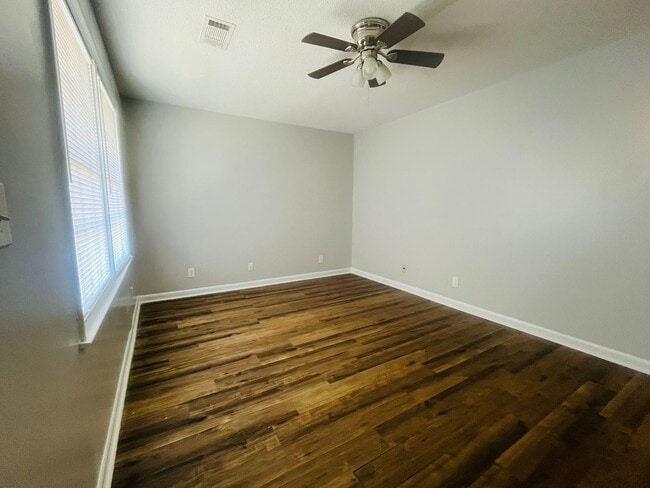 Building Photo - 406 Russell Pkwy Unit 11