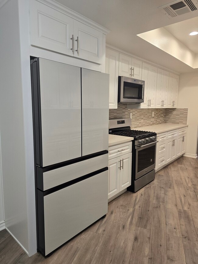 Building Photo - 4444 Wilshire Blvd Unit 204 Rental