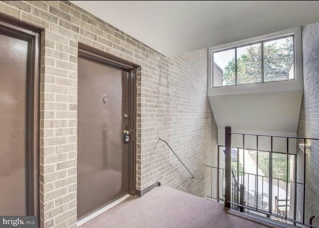 Building Photo - 11051 Camfield Ct Unit 204