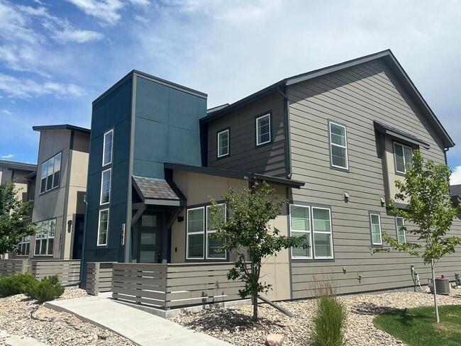 Building Photo - End unit FURNISHED Townhouse in Victory Ridge