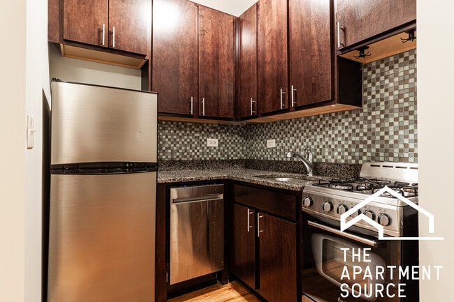 Building Photo - 837 W Wolfram St Unit 105