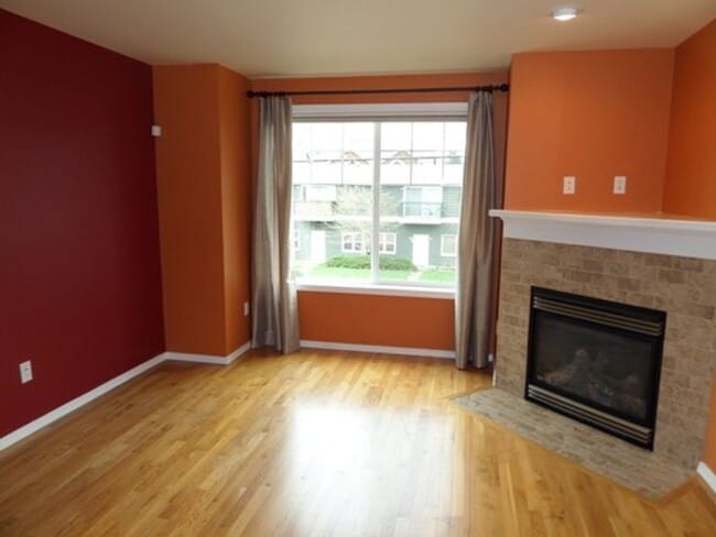 Building Photo - Stunning and Large 3-Bedroom Townhome with...
