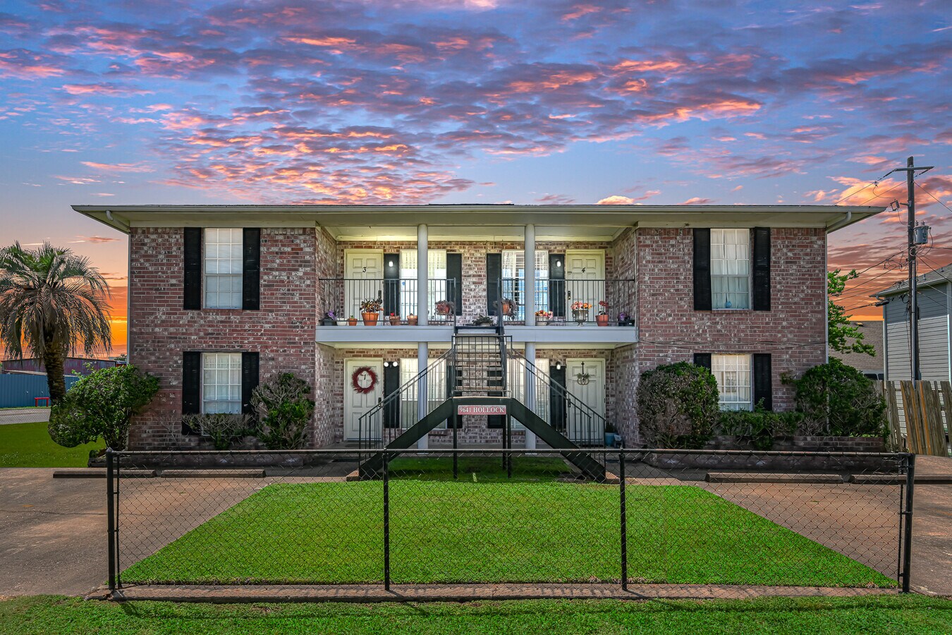 Fourplex Close to Everything - Hollock Square Apartments