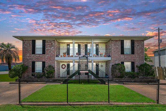 Fourplex Close to Everything - Hollock Square Rental