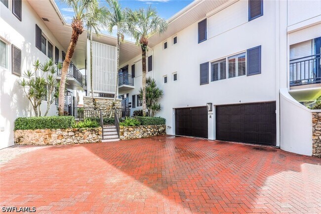 Building Photo - 2216 Gulf Shore Blvd N Unit R3