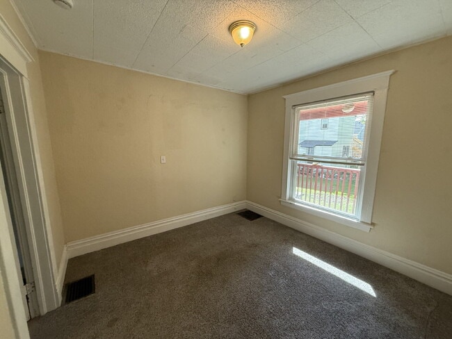 Photo - NW Side 1BR under $1000 Unit 3