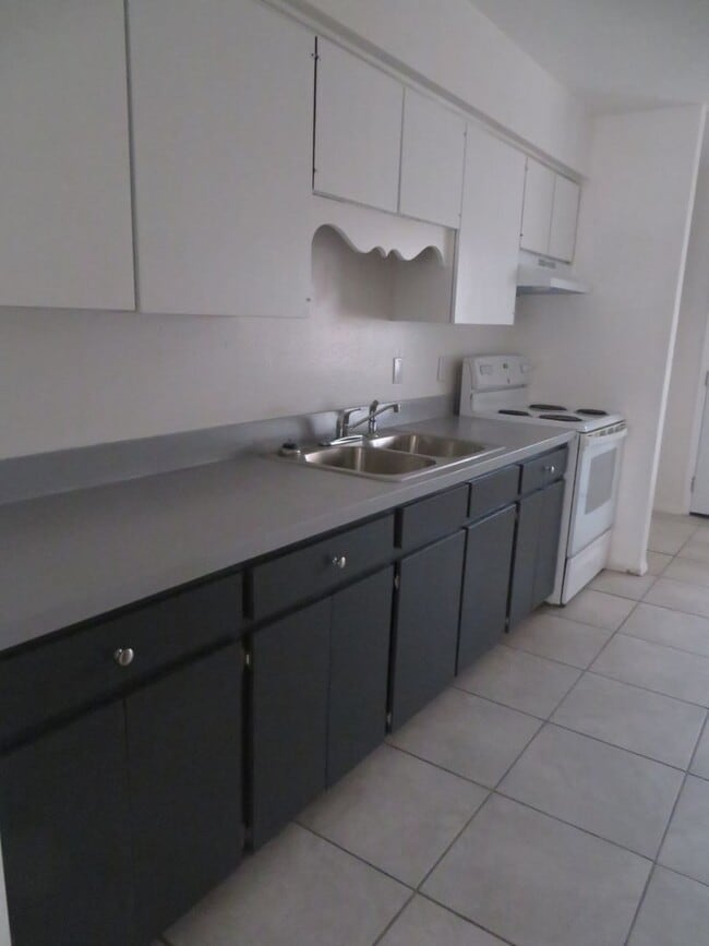 Photo - 3 Bedrooms 1 Bath Apartment FOR RENT Unit 1