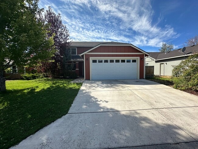 Building Photo - SW Bend House Near the Old Mill District, 4 Bdrms, 2.5 baths, A/C, Office/den, Dbl. Garage