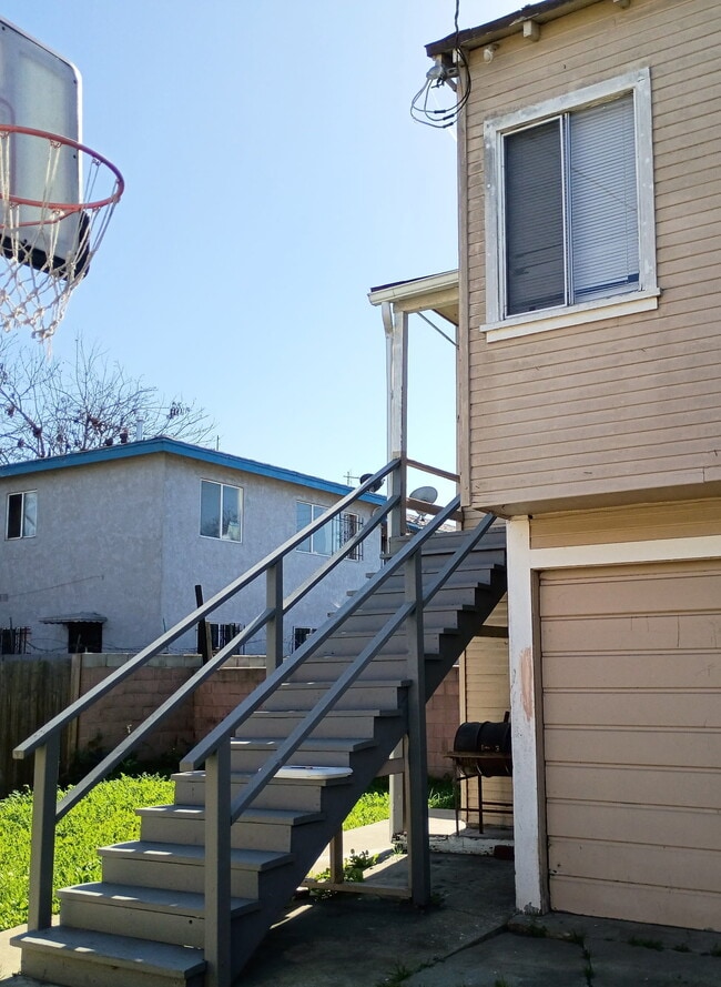 Building Photo - 1040 W 107th St