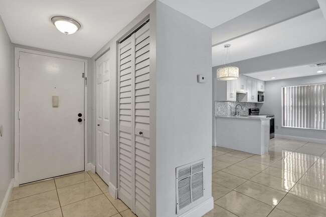 Photo - 4156 Inverrary Dr Unidad 111