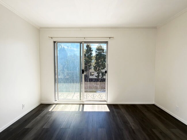 Photo - **1139 E Ocean Blvd #301 Long Beach** Upstairs 1 bedroom 1 bath !!2 weeks free OAC!! Unit 301