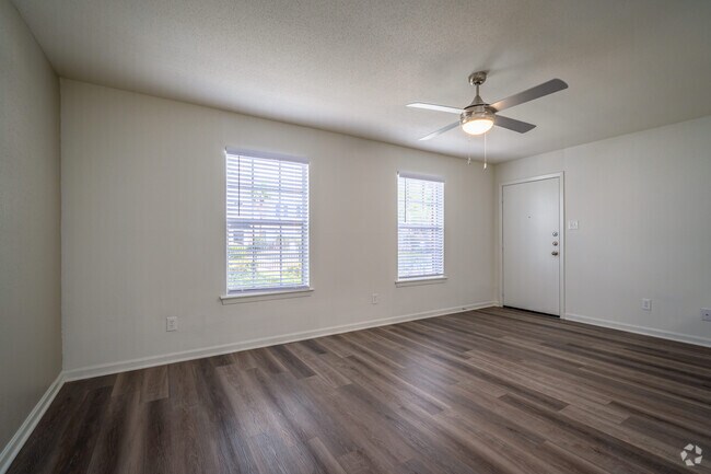 2BR, 1BA - 835SF