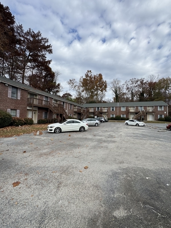 Building Photo - 1323 E 10th St