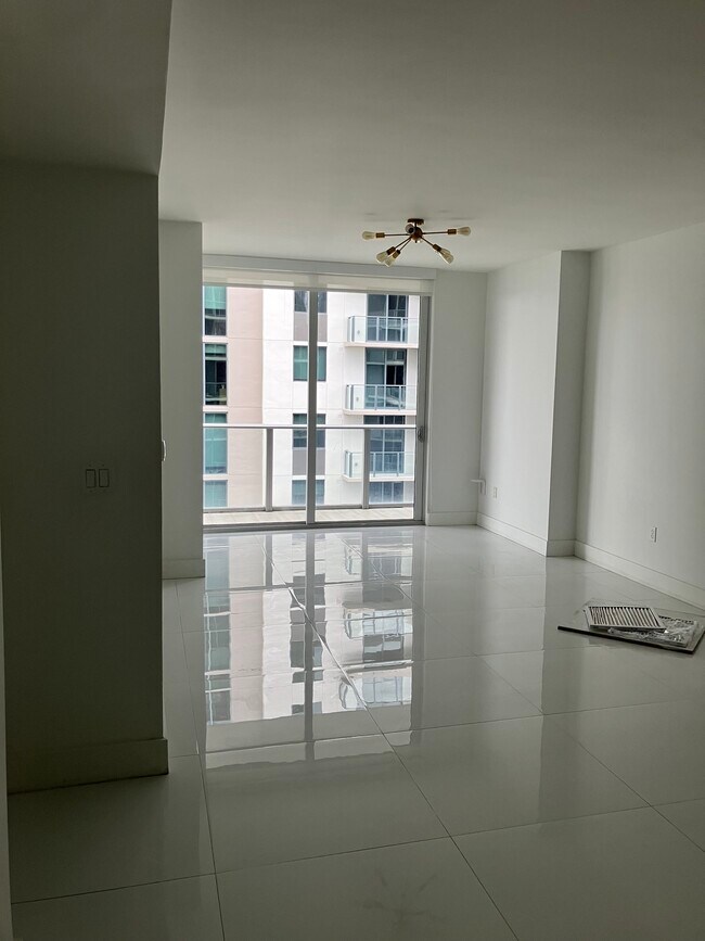 Photo - 1010 SW 2nd Ave Unidad 1806
