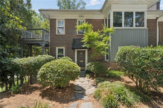 Building Photo - 11 Polo Dr NE