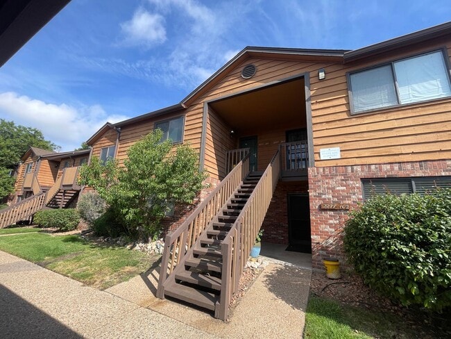 Building Photo - Super 1 Bedroom Condo in Perfect Condition! Unit 201
