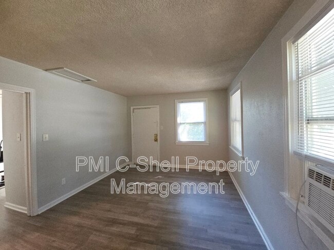 Photo - 210 N Pinewood Ln