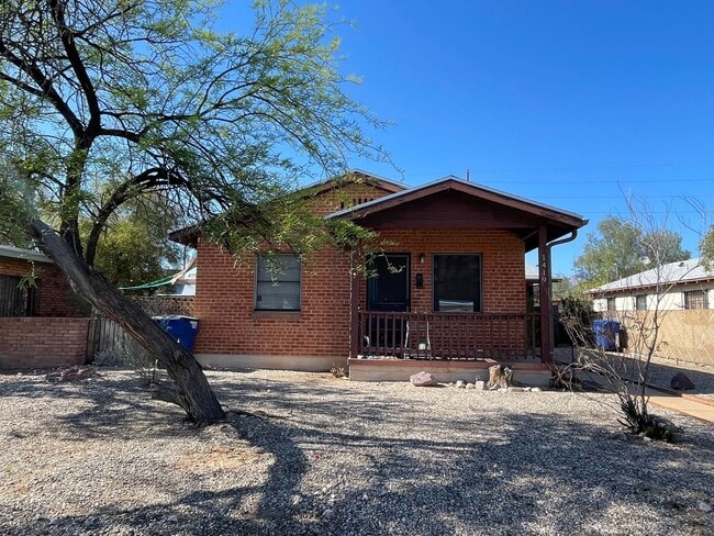 Building Photo - Quaint 2 Bedroom and 1 Bath Duplex! Perfect for UofA Students! Unit 1419 Adams