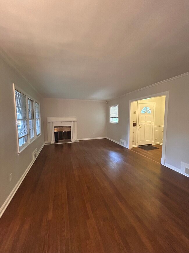 Living Room - 633 Clairmont Cir