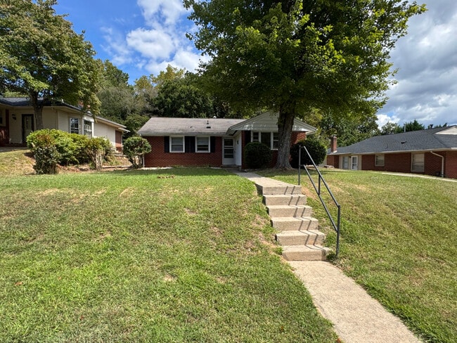 Photo - 405 Hampton Dr