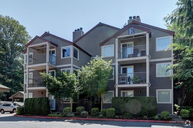 Building Photo - Spacious 2bd, 2ba Upper Unit Available in ... Rental