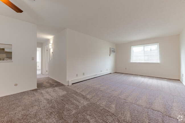 2BR, 1BA - 825SF