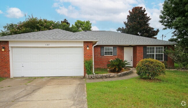 Building Photo - Spacious 3/2 Brick Home with Screened Porc...