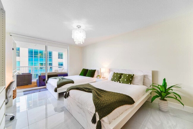 Photo - 1 SE 12th St Unidad FL15-ID1022210P