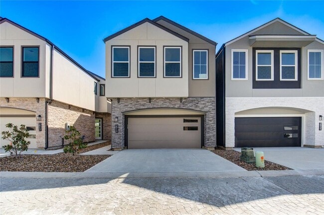 Building Photo - 2919 El Fenice Ln