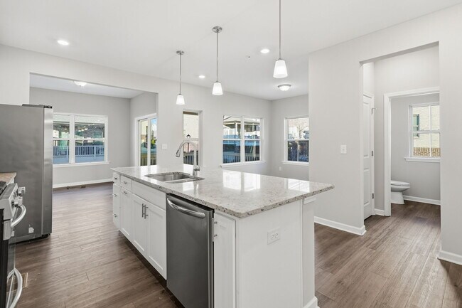 Photo - 318 Commons Ave