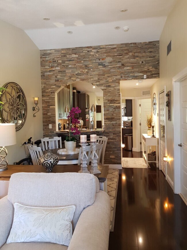 Photo - 930 NE 33rd Ter Unit 202