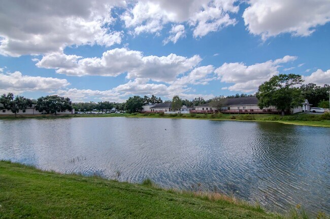 Photo - Lake Front - Ground Floor - Renovated 2 Be... Unidad 107