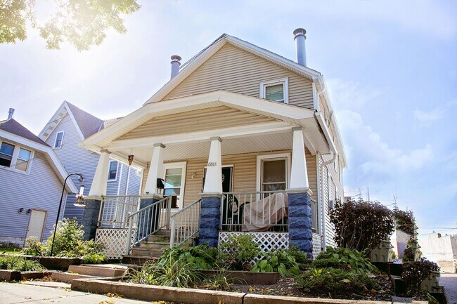 2261-2261A S Mound Street