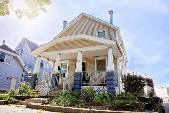 Building Photo - 2261 S Mound St Unit MKE-2261A-Upper