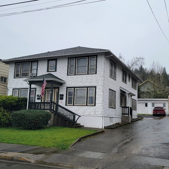 Building Photo - 721 SE Kane St