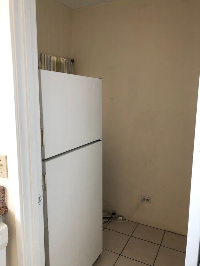 Photo - 1/1/2 - Penthouse Unit- Utilities Included - Large Covered Lanai w/Ocean & City Views