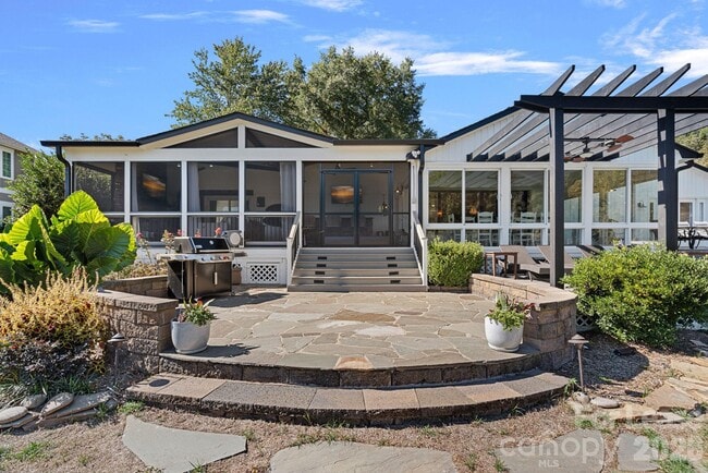 Photo - 18026 Whispering Oaks Dr