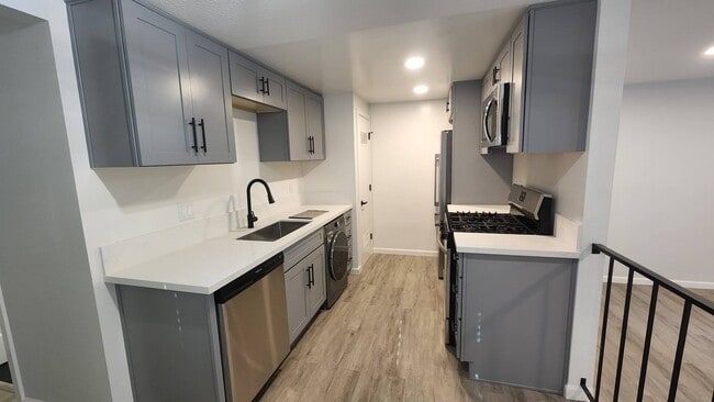 Kitchen - 579 James Ave Unit 1